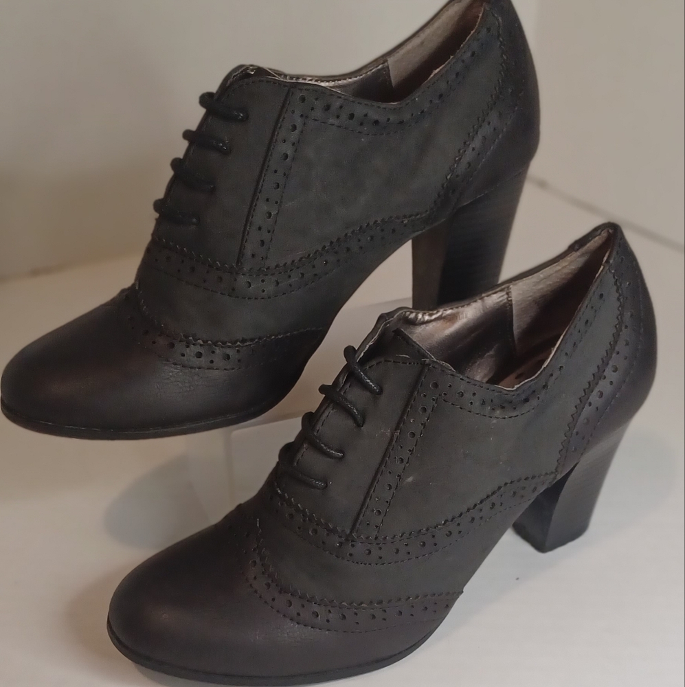 Rialto Women's 7.5 Black Lace up Oxford Heels Great Condition